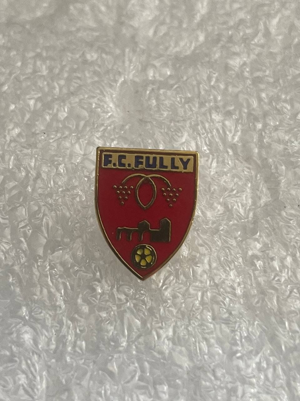 Placchette & Badge: 181. Pin - FC Fully – Usato da Luzern venduto da Irek 1