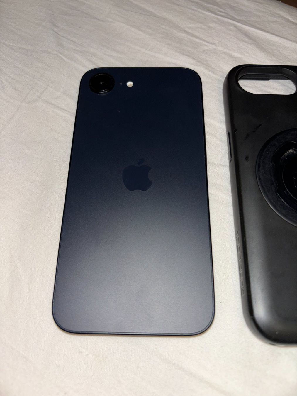 Apple Portables: Iphone 16e – D'occasion à Cottens VD par Ewan_0616 2