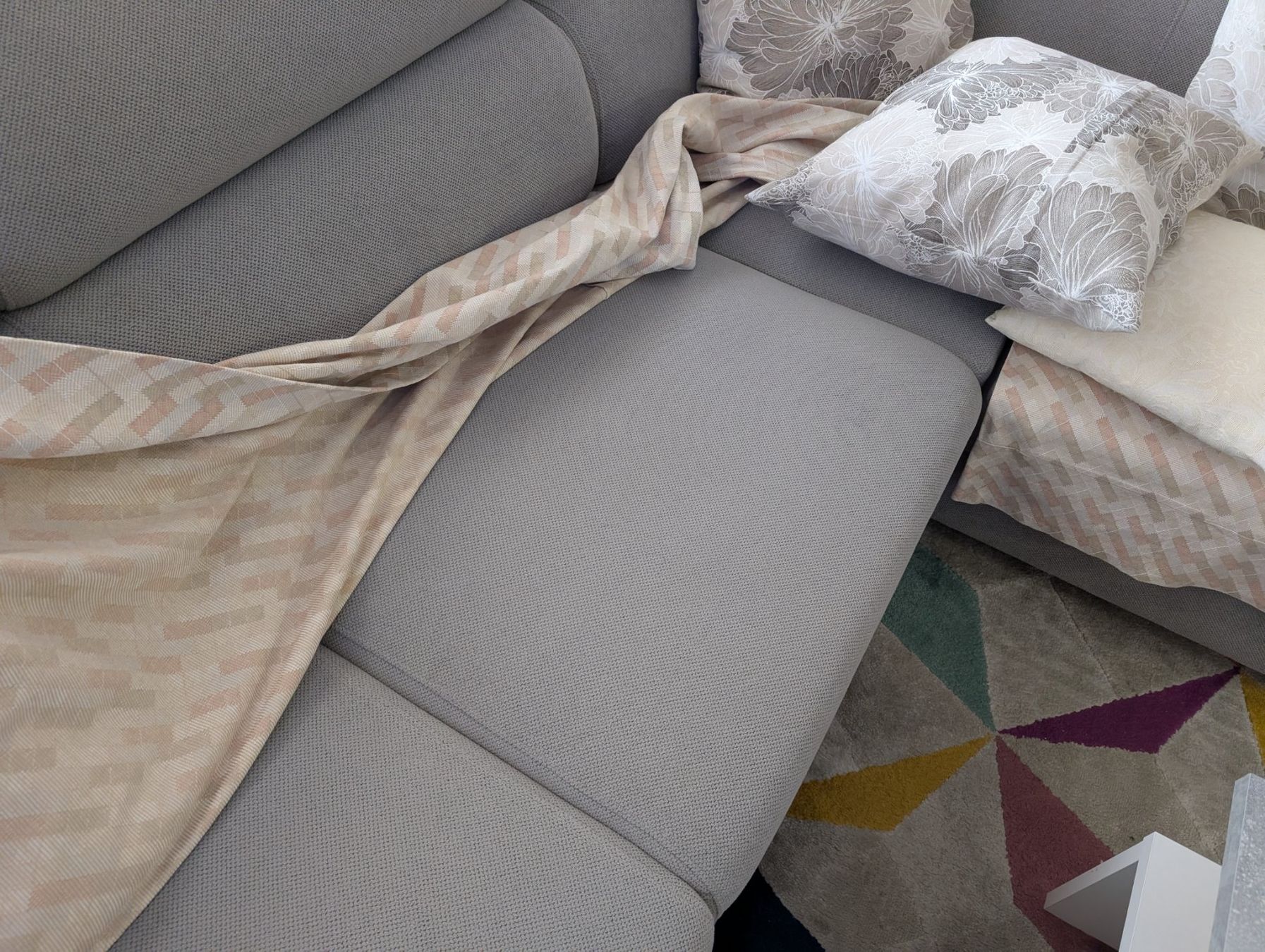 Conforama Divani: Ecksofa mit Bettfunktion inkl Tischlein – Nuovo (secondo la descrizione) da Zufikon venduto da Cmilan331 8