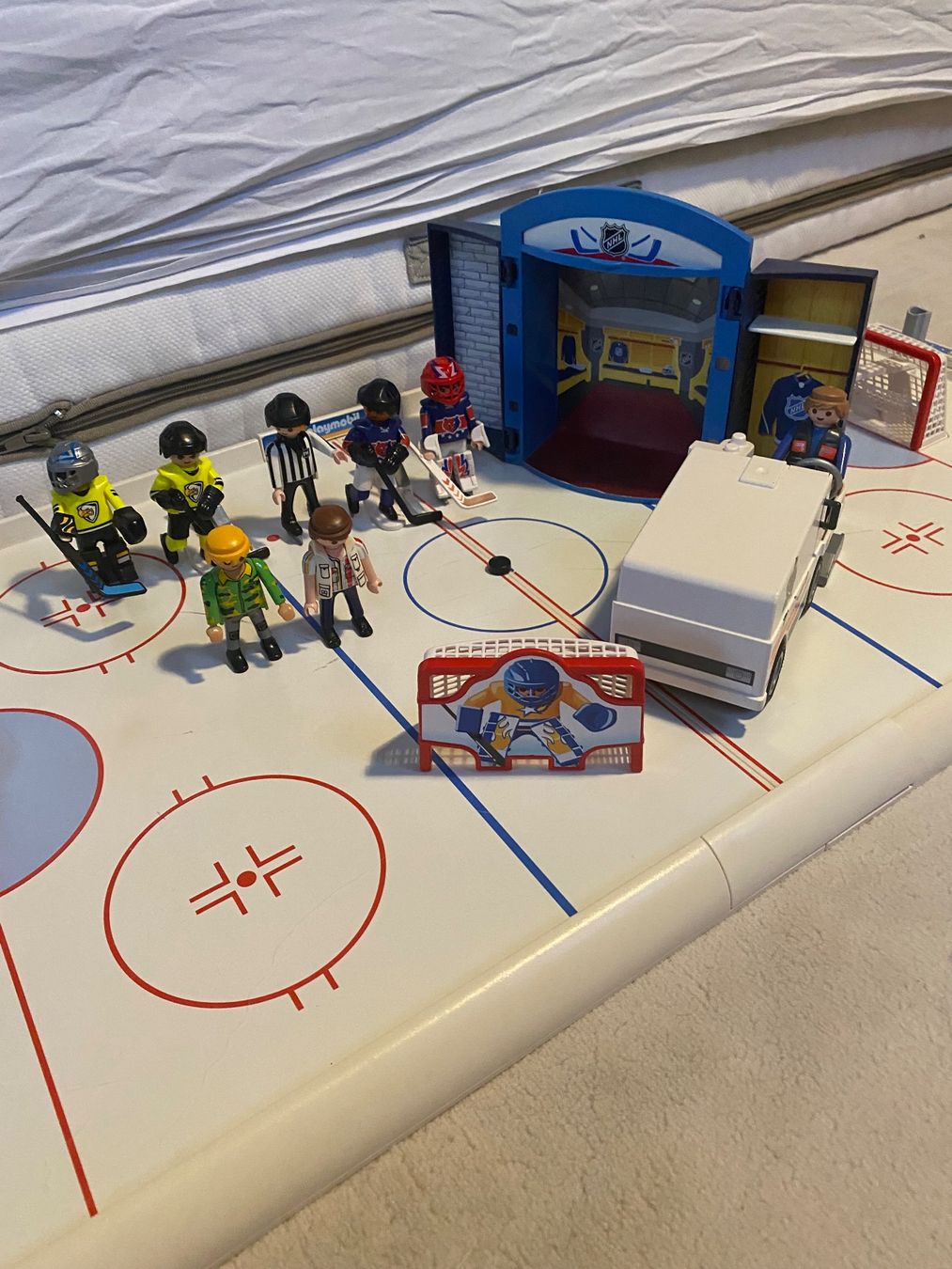 Playmobil Giocattoli: Cooles Eishockeyfeld mit Garderobe e.c.t ab 1.- – Usato da Binz venduto da Labruyere