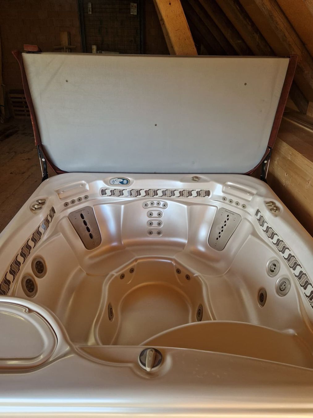 Whirlpool: Whirlpool der Marke HotSpring Modell Vangard – Usato da Lyss venduto da loi_tls7