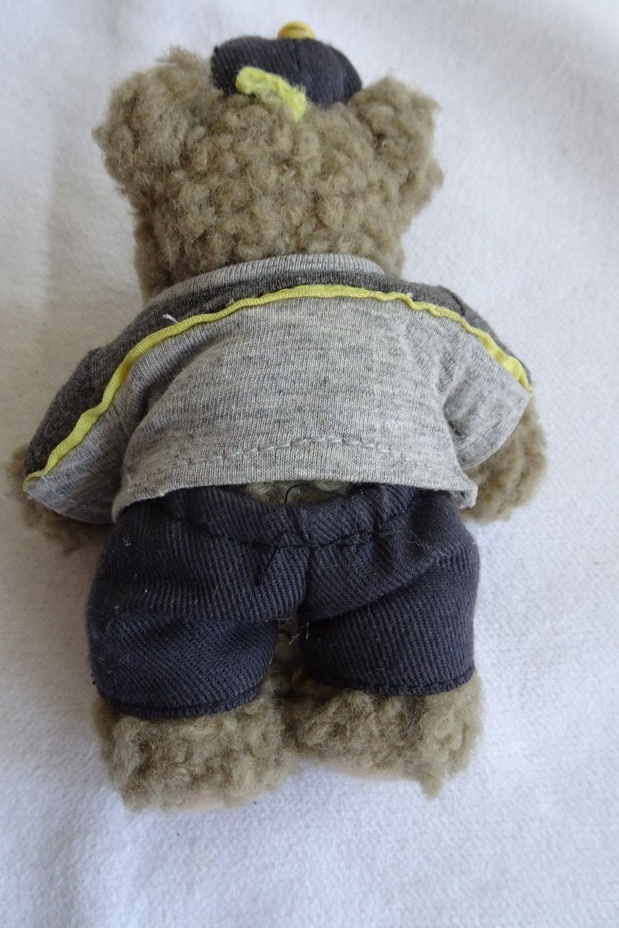 Giocattoli: kleiner Bär mit Post Outfit – Usato da Strengelbach venduto da schmetterling20 1
