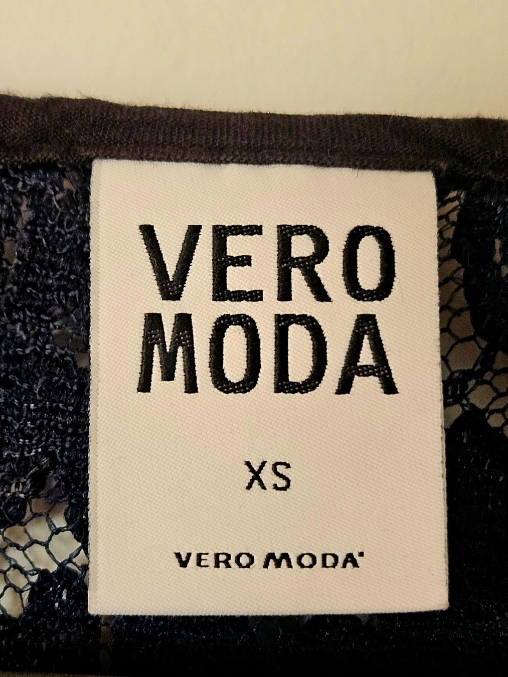 Vero Moda Top: Schwarzes VERO MODA Top mit Spitzen-Einsatz Gr. XS – Usato da Zürich venduto da anna_r26m 5