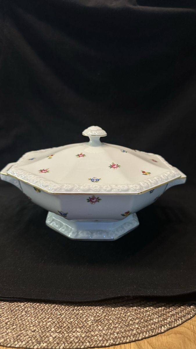 Rosenthal Schalen: Topf mit Deckel Rosenthal Maria – Gebraucht aus Aarwangen von Wikipr