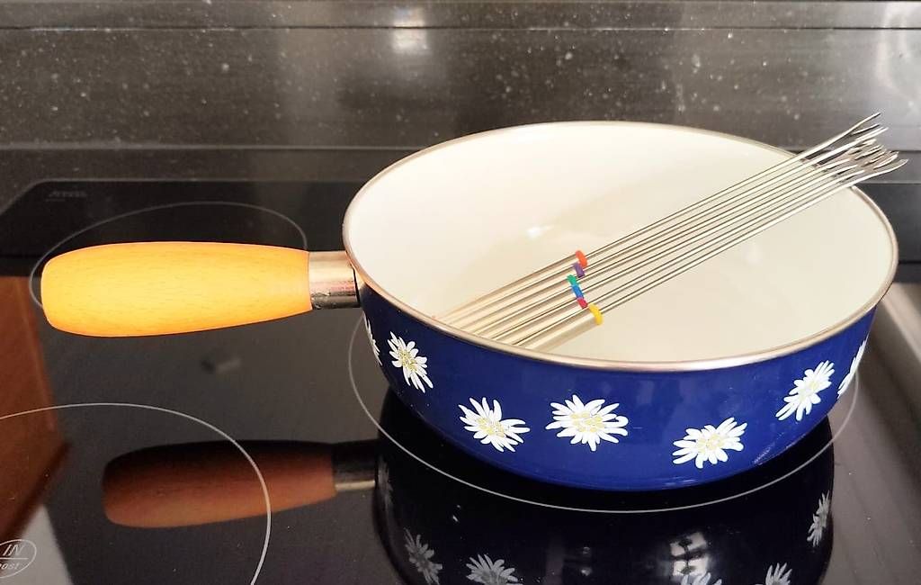 Casseroles: Fondue Caquelon mit 6 Gabeln und Edelweissmuster – D'occasion à Birmensdorf ZH par mirimiri