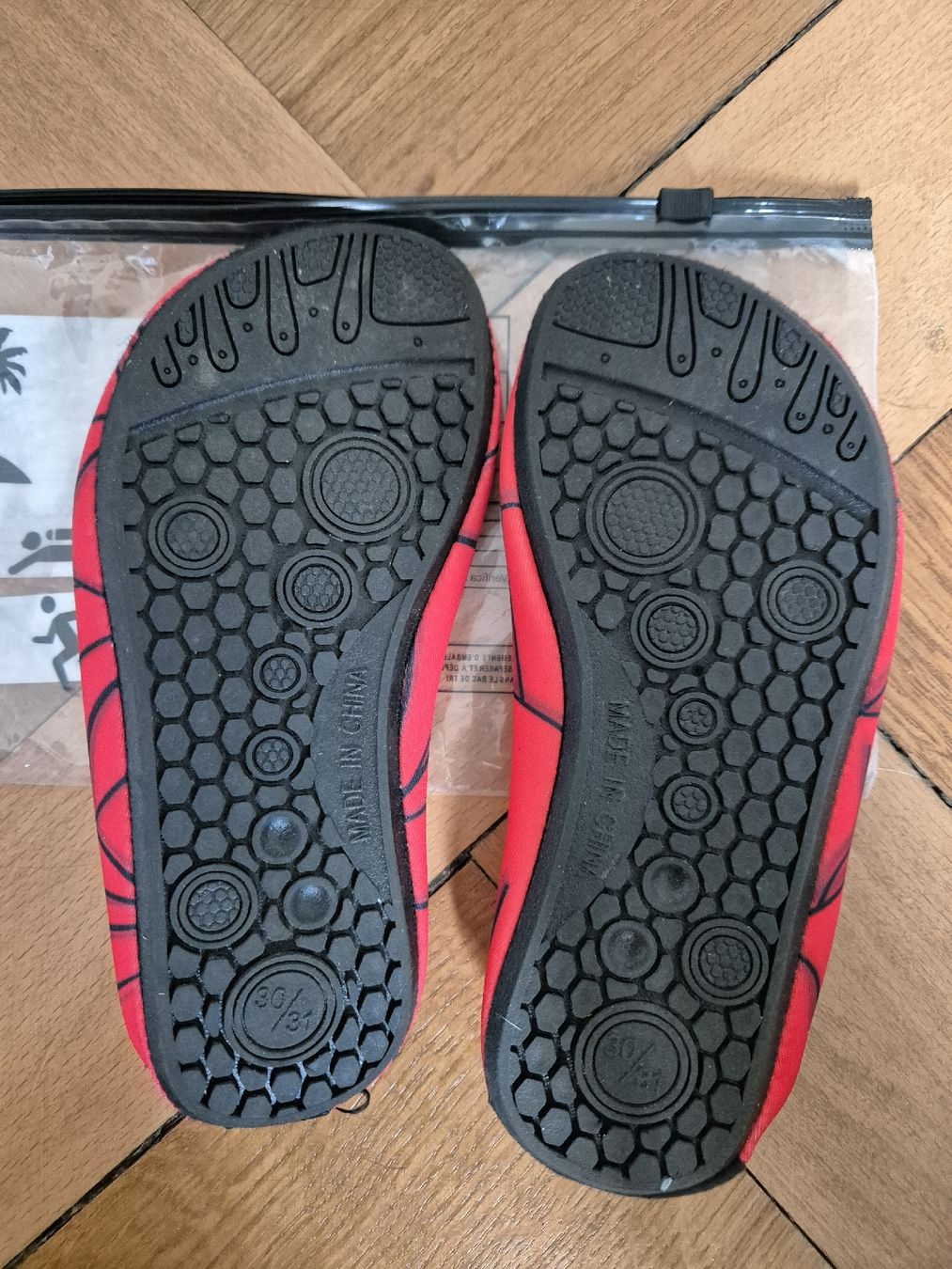 Scarpe per ragazzi: Kinder Badeschuhe Gr. 30/31 ab 1.- – Usato da Zürich venduto da patilamour 4