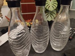 3 Glasflaschen mit schwarzem Verschluss guter Zustand 