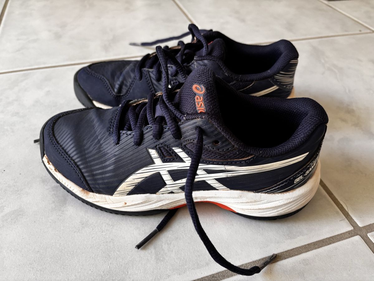 Asics Scarpe per ragazzi: Asics Tennis Schuhe Kinder – Usato da therwil venduto da ayumi991