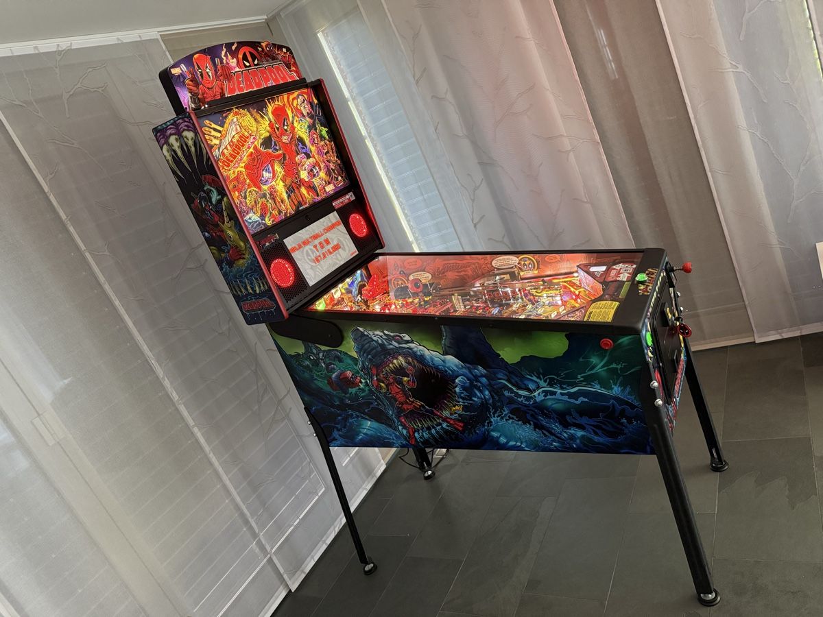 Stern Pinball Flipperkästen: Flipperkasten Stern Deadpool Premium – Gebraucht aus Rickenbach b. Wil von Mistacube