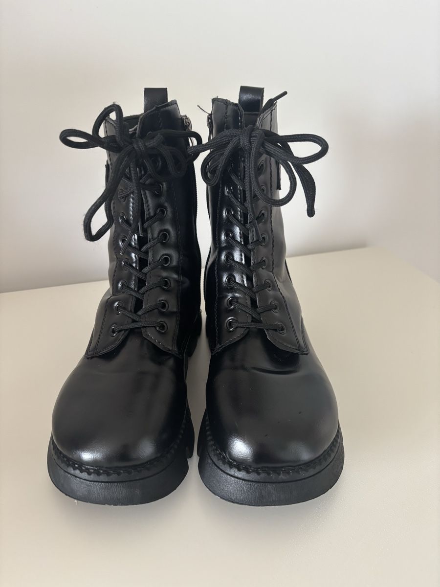 Scarpe da donna: Schwarze Boots, Grösse 38 – Usato da Salenstein venduto da Silly...0 2