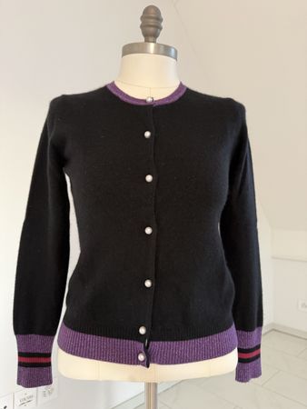 Damen Cardigan schwarz lila mit Perlenknöpfen Grösse S