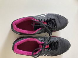 Fitnessschuhe, Grösse 40, Marke Asics mit passenden Socken
