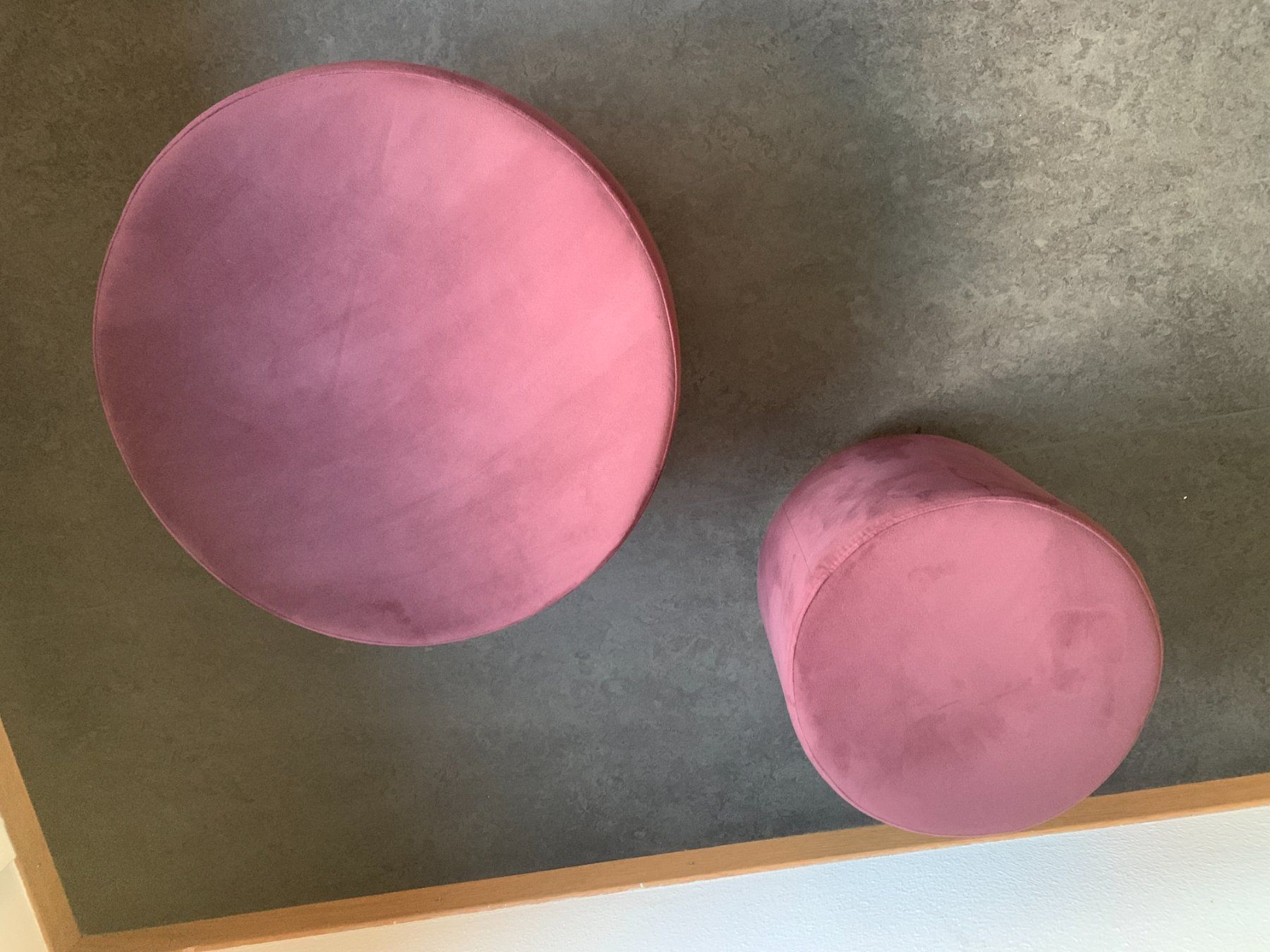 Hocker: 2 Hocker mit Messingsockel passend zu LAONA Sofa Samt – Gebraucht aus Zürich von anader 1