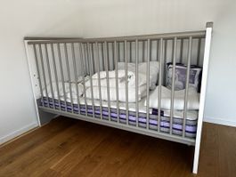 Kinderbett mit Matratze und Bettwaesche guter Zustand