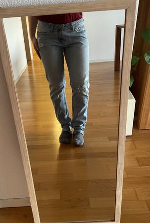 Helle Jeans mit leichter Waschung - Grösse 38 mit Rissen