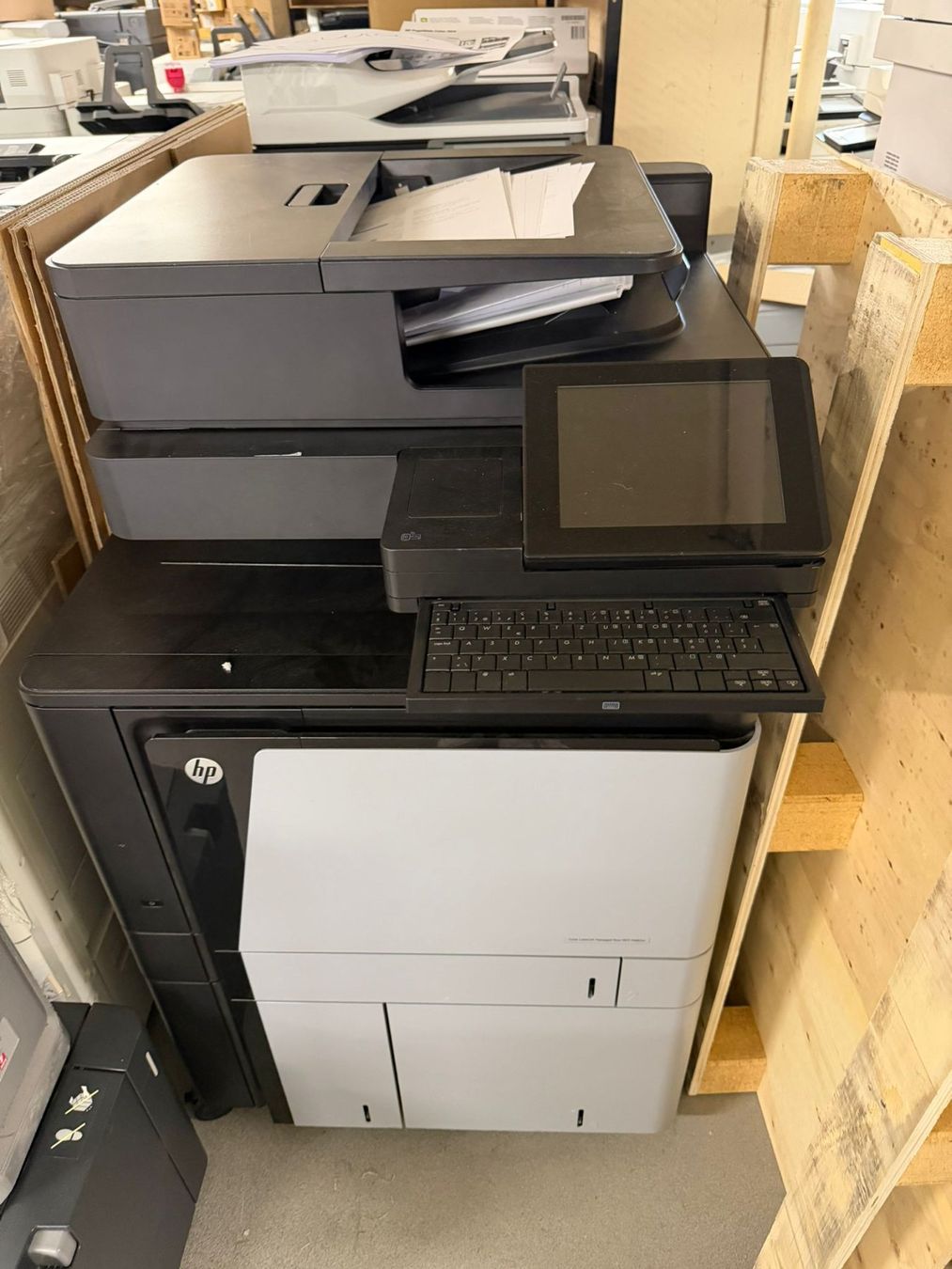 Hewlett Packard Stampanti: HP Color LaserJet Managed Flow MFP M880  A3-Drucker – Usato da Dottikon venduto da refurbished-IT 1