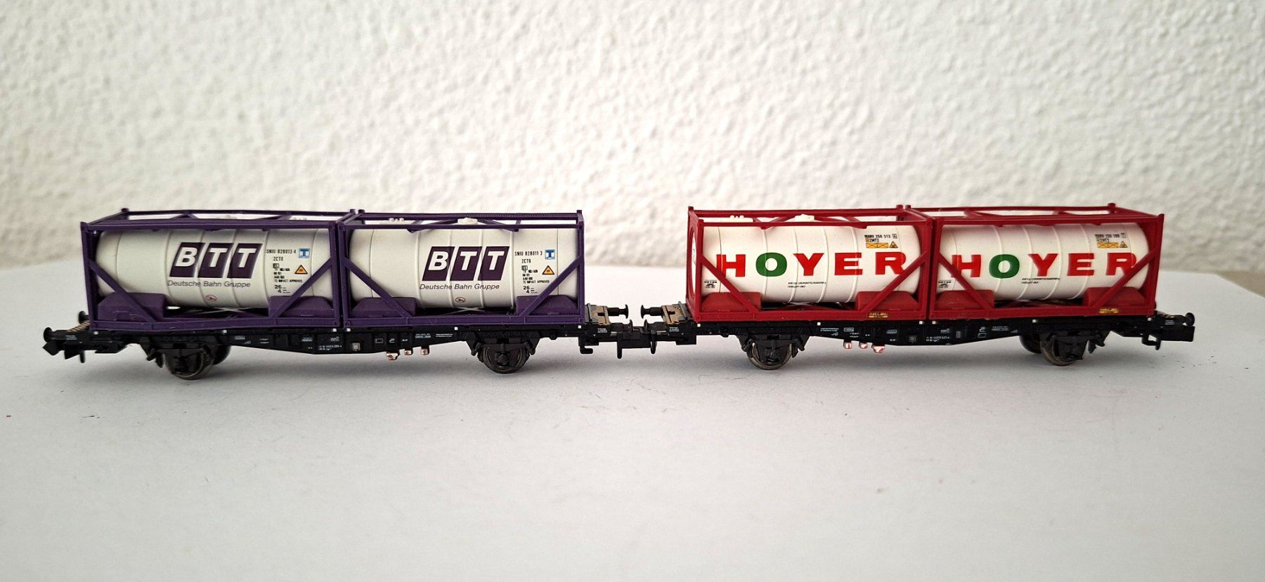 Trix Modelleisenbahnen: Minitrix 2 x  DB Containertragwagen " BTT  u.  HOYER " – Gebraucht aus Biberist von Ntrains