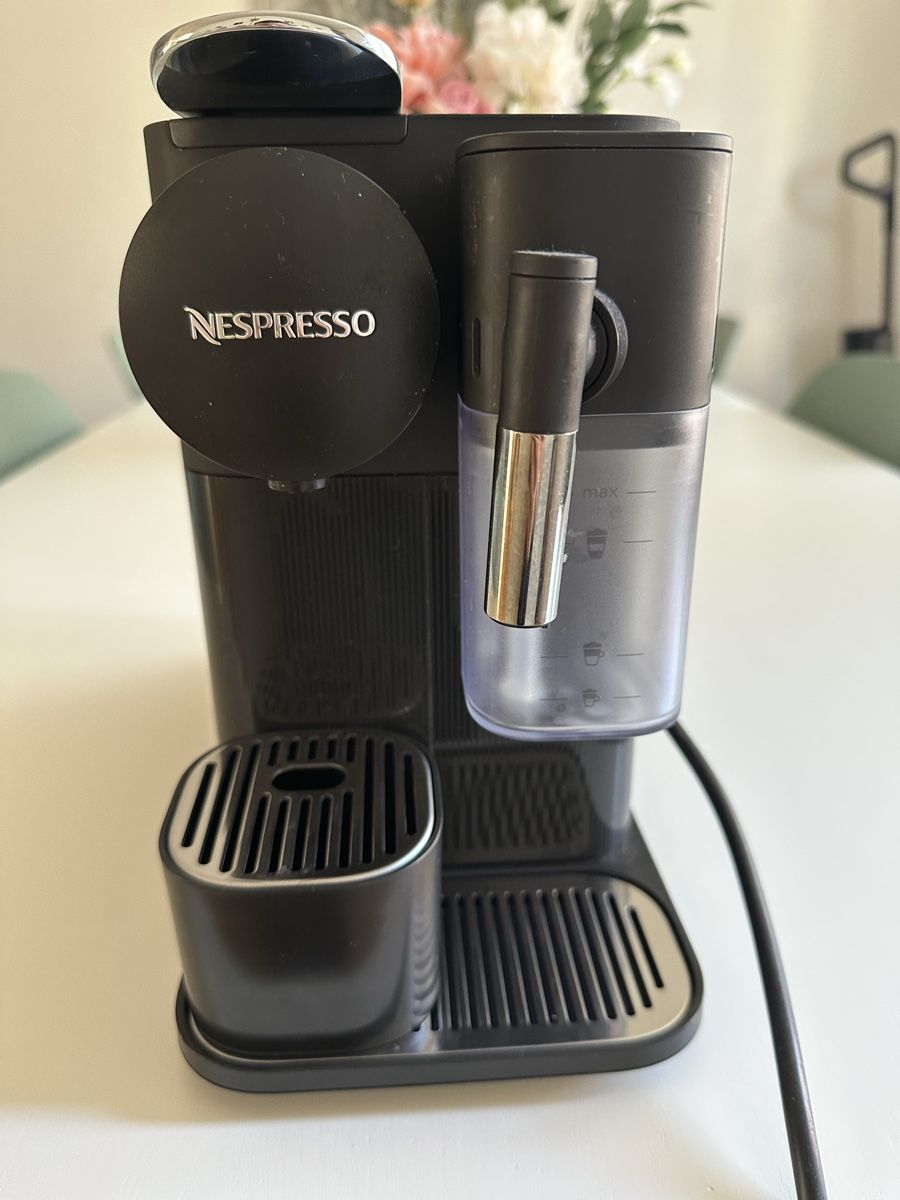 Nespresso Kaffeemaschinen & Espressomaschinen: Nespresso Lattissima Kaffeemaschine – Gebraucht aus Biel/Bienne von joy108