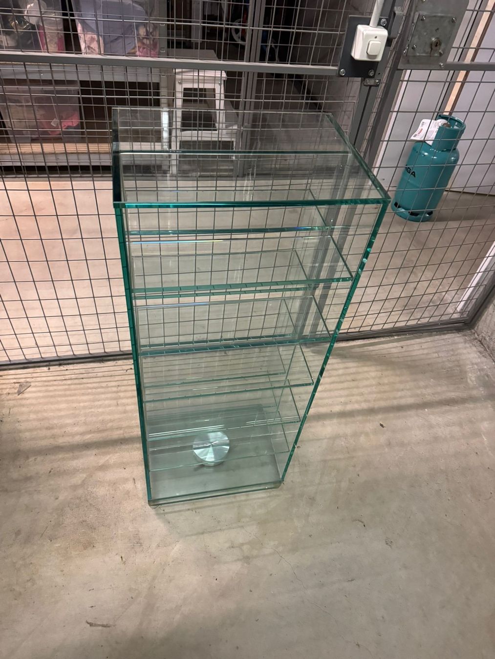 Scaffali: Glass Display Cabinet -Perfect Condition(2 pieces available) – Nuovo (secondo la descrizione) da Zürich venduto da pnp_5vbc 2