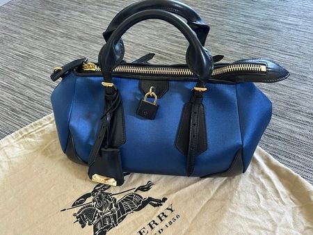 Burberry  : sac à main en satin de soie bleu