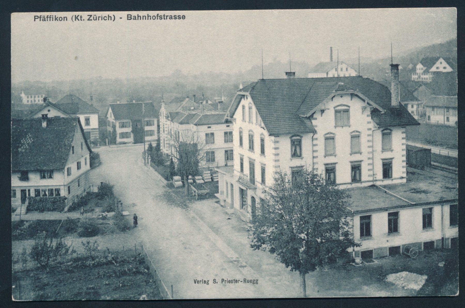 Cartoline postali: AK: Pfäffikon Bahnhofstrasse – Usato da Bonau venduto da Profila3