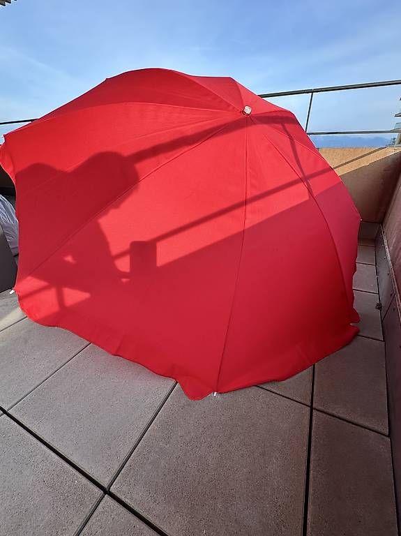 Ombrelloni: Parasol rouge en bon état – Usato da Morges venduto da con_jw6n