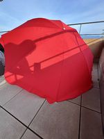 Parasol rouge en bon état