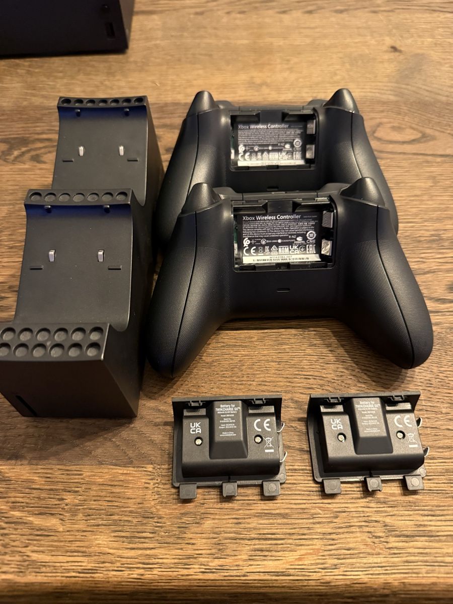 Microsoft Consoles: Xbox Series X 2x Controller + Ladestation + Headset  – D'occasion à Aadorf par Apoly 3