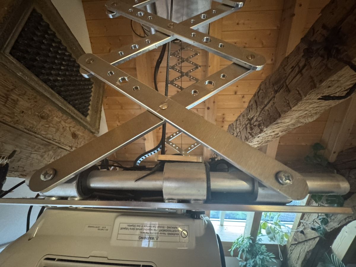Wandhalterungen: Elektrischer Deckenlift für Beamer – Gebraucht aus Oltingen von dackweiler 1