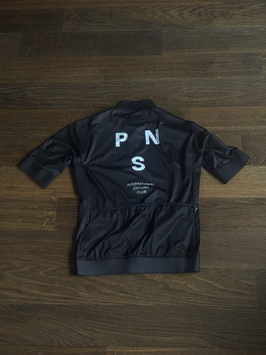 Pas Normal Studios Leibchen & Hosen: Pas Normal Studios Mechanism Jersey Black - Grösse S – Gebraucht aus Zürich von PhilWIL