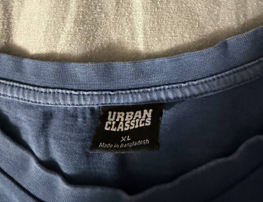 T-shirt: Blaues T-Shirt mit Schrift  – Usato da Wädenswil venduto da dom_pz5d 2
