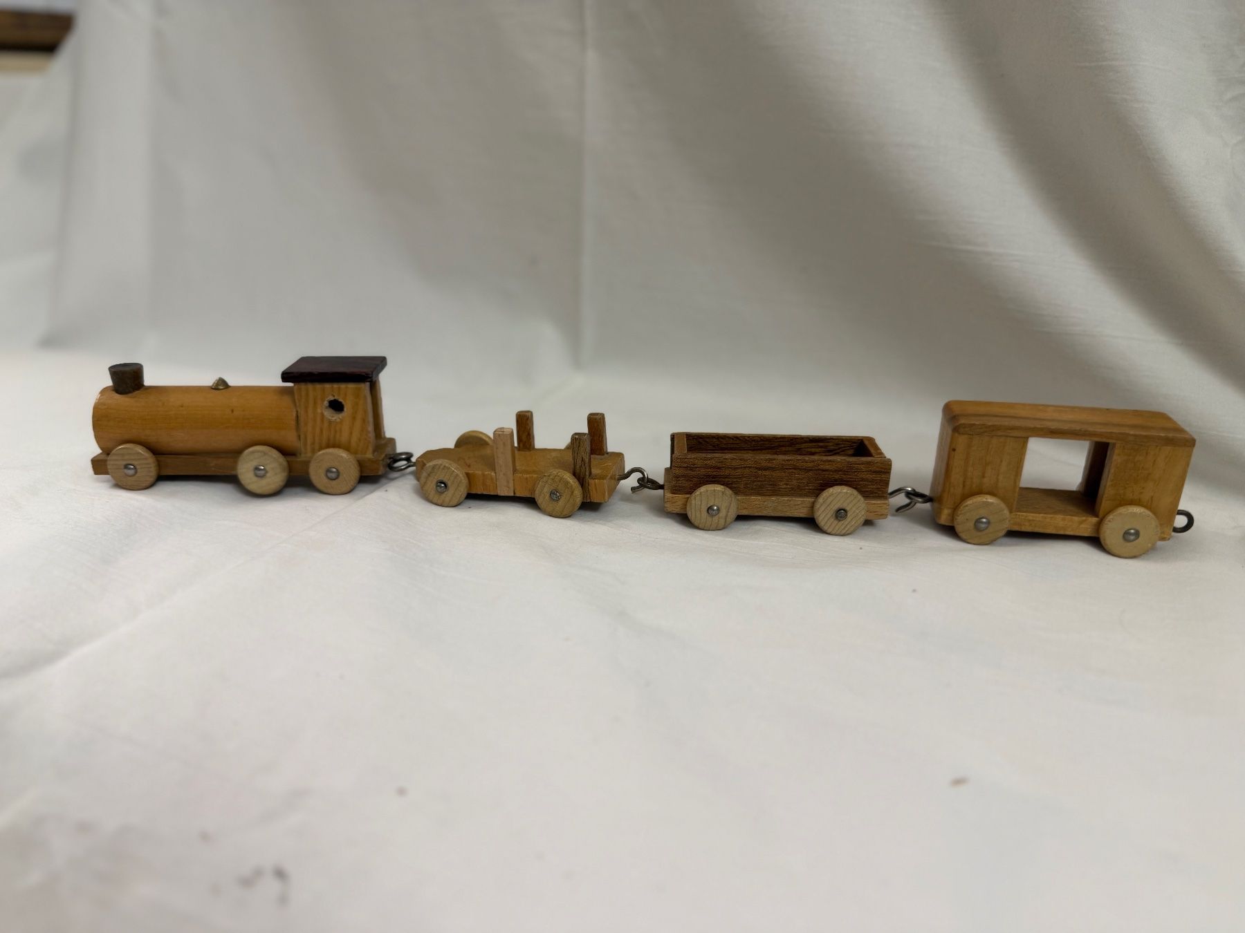 Giocattoli: Holz-Eisenbahn mit roten Rädern – Usato da Bern venduto da rewe45 9
