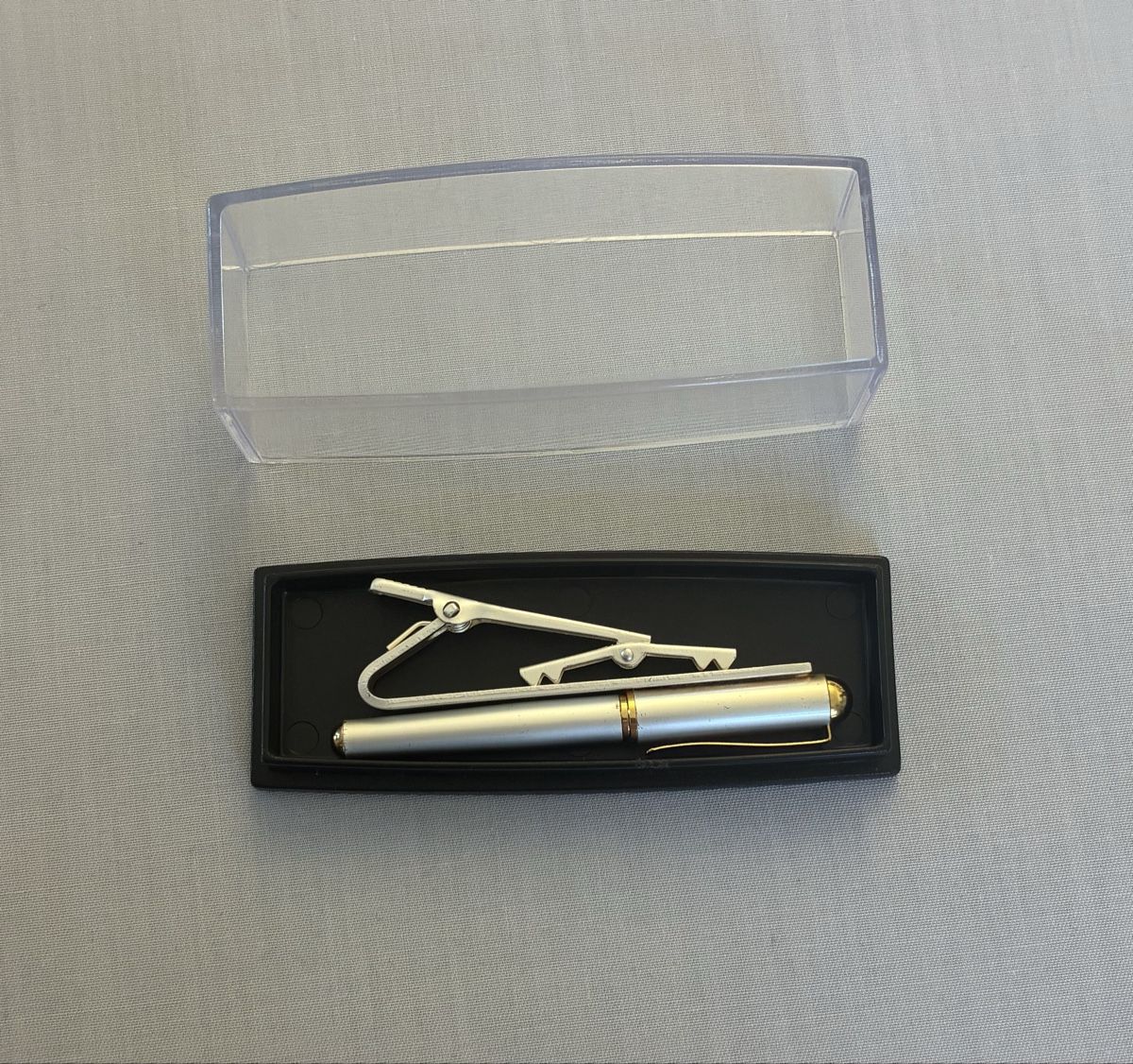 Cravatte: Eleganter silberfarbener Stift mit Krawattenclip. – Nuovo (secondo la descrizione) da St. Gallen venduto da swisssun01
