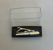 Eleganter silberfarbener Stift mit Krawattenclip.