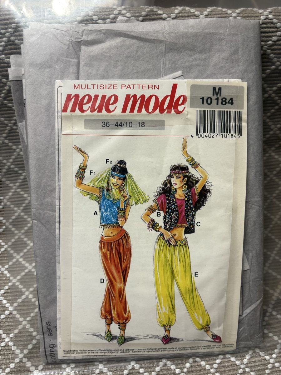 Cartamodelli: Schnittmuster Orientalische Kleider – Usato da Rümlang venduto da BoutiqueMonique16