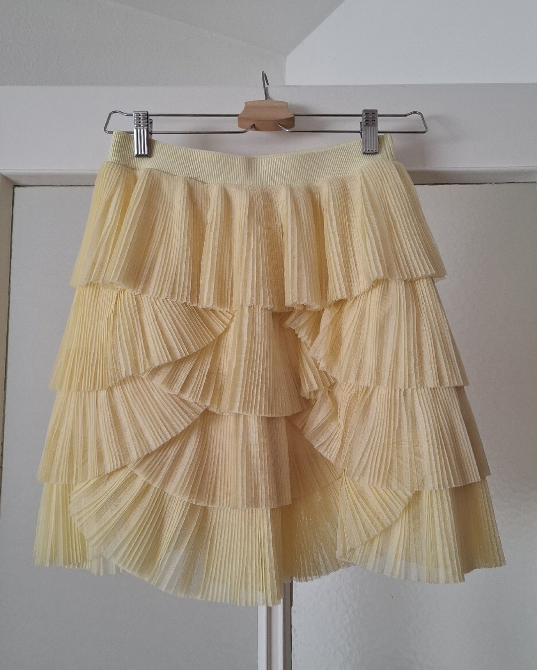 H&M Gonne: Mini-jupe volantée jaune H&M – Nuovo (secondo la descrizione) da Vevey venduto da latessinoise