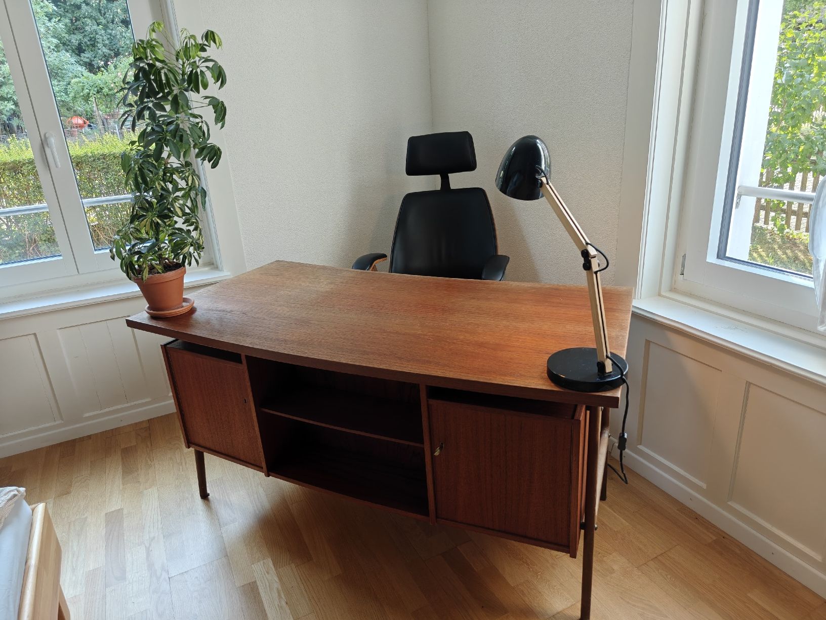 Schreibtische: German-Made Teak Desk – Gebraucht aus Zürich von Maa_b2bx