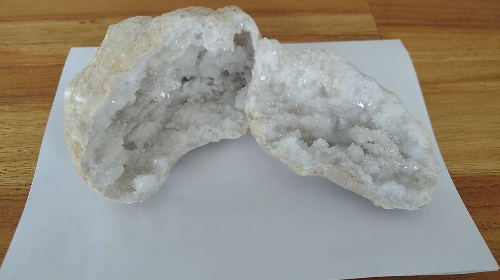 Mineralien & Heilsteine: Geode offen mit Kristallen Dekoration Druse ... – Gebraucht aus Bonaduz von sasumato
