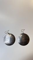 Grosse runde Ohrringe mit Ornament-Muster – silberfarben