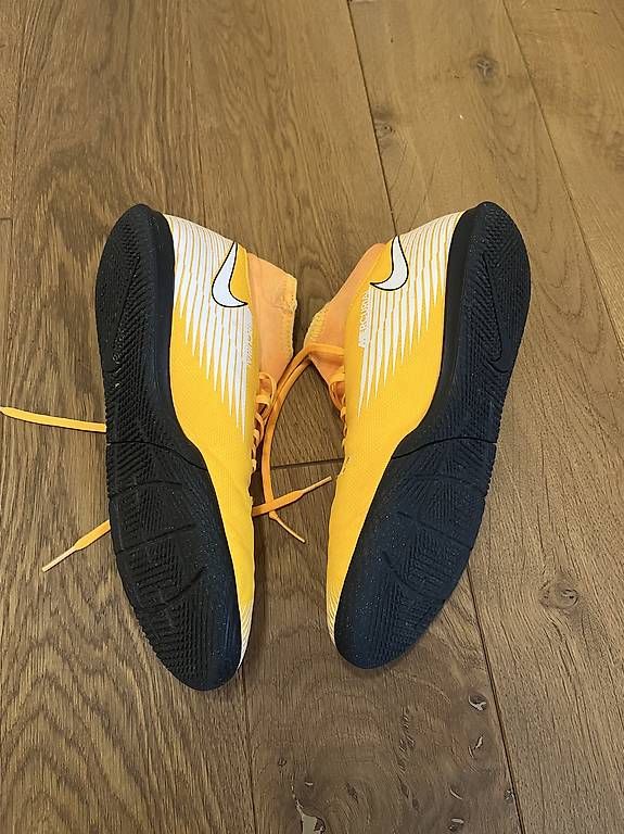 Nike Scarpe da uomo: Nike Hallenschuh gelb schwarz Gr. 40 – Usato da Ottoberg venduto da yvonne.graenacher 2