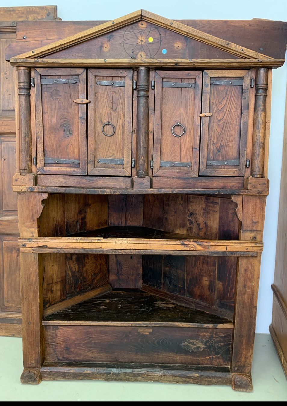 Vitrinen: Buffet d'Angle en Chêne Anglais du XVIIIe Siècle – Gebraucht aus Oeschseite von -Luxury-On-Line-