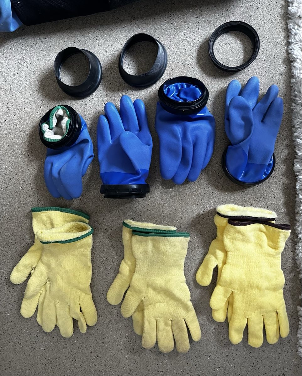Guanti & manicotti: Lot gants étanches plongée + sous-gants – Usato da Onnens FR venduto da grospatapouf