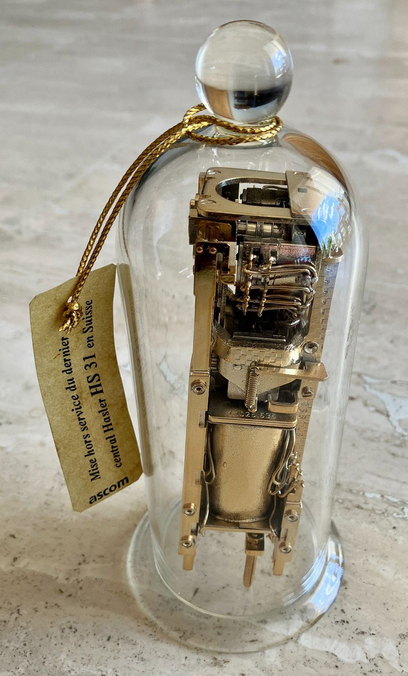 Tutte le decorazioni: Objet commémoratif Ascom/Hasler HS31 sous cloche, Steampunk – Nuovo (secondo la descrizione) da Chêne-Bougeries venduto da Vintage-Era 4