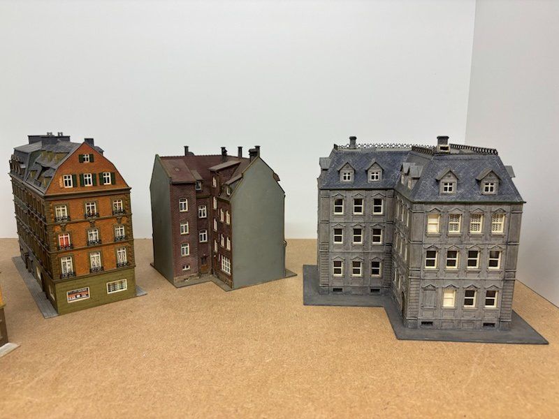 Modellini di ferrovie: 5er Set H0 Stadthäuser, Eckbau, Doppelhaus, Geschäfte Wohnen – Usato da Büsserach venduto da ModellbahnDepot 4