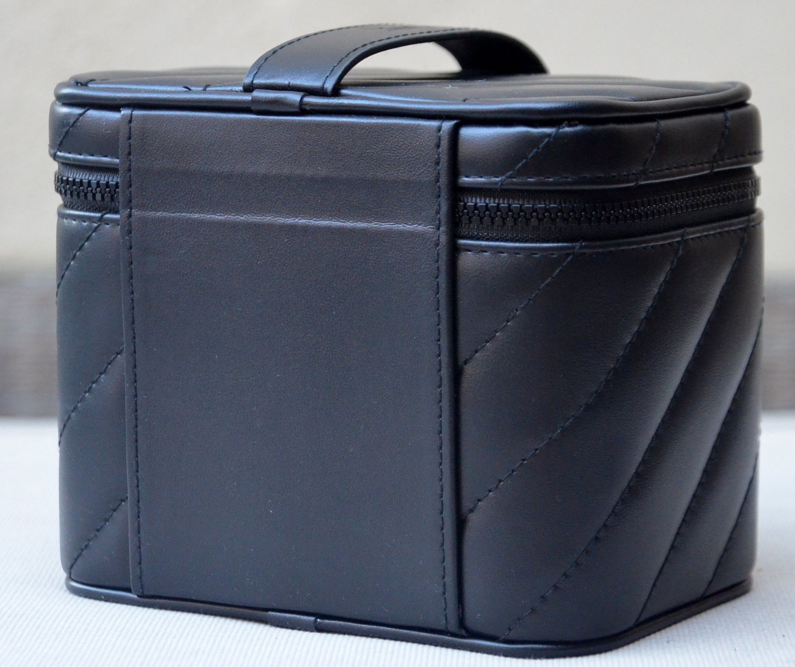 Saint Laurent Custodie per cosmetici: Yves Saint Laurent  Vanity case – Usato da Collonges venduto da Auganien 3