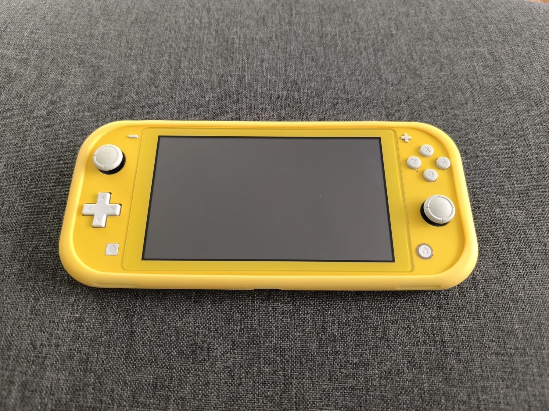 Nintendo Console: Console Nintendo Switch Lite jaune avec etui et chargeur – Usato da Lausanne venduto da Sturz_88 1