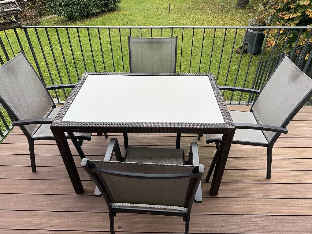 Set di tavolo e panche: Garten Tisch mit 4 Stühlen – Usato da Tägerwilen venduto da cici123