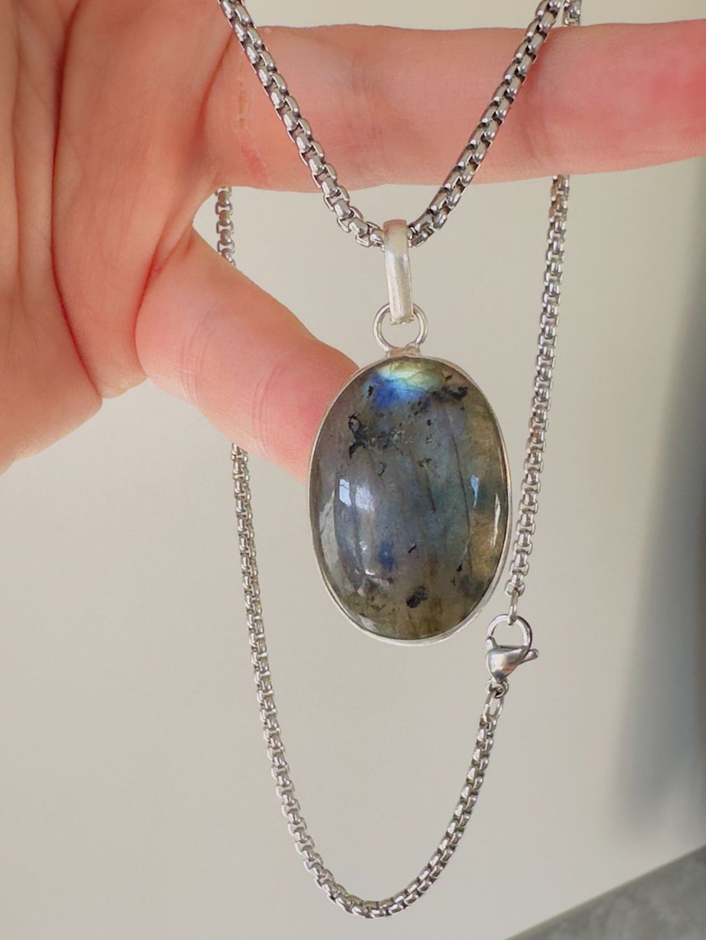 Ketten: Fashionable labradorite necklace – Neu und originalverpackt aus Genève von AGBERG 5