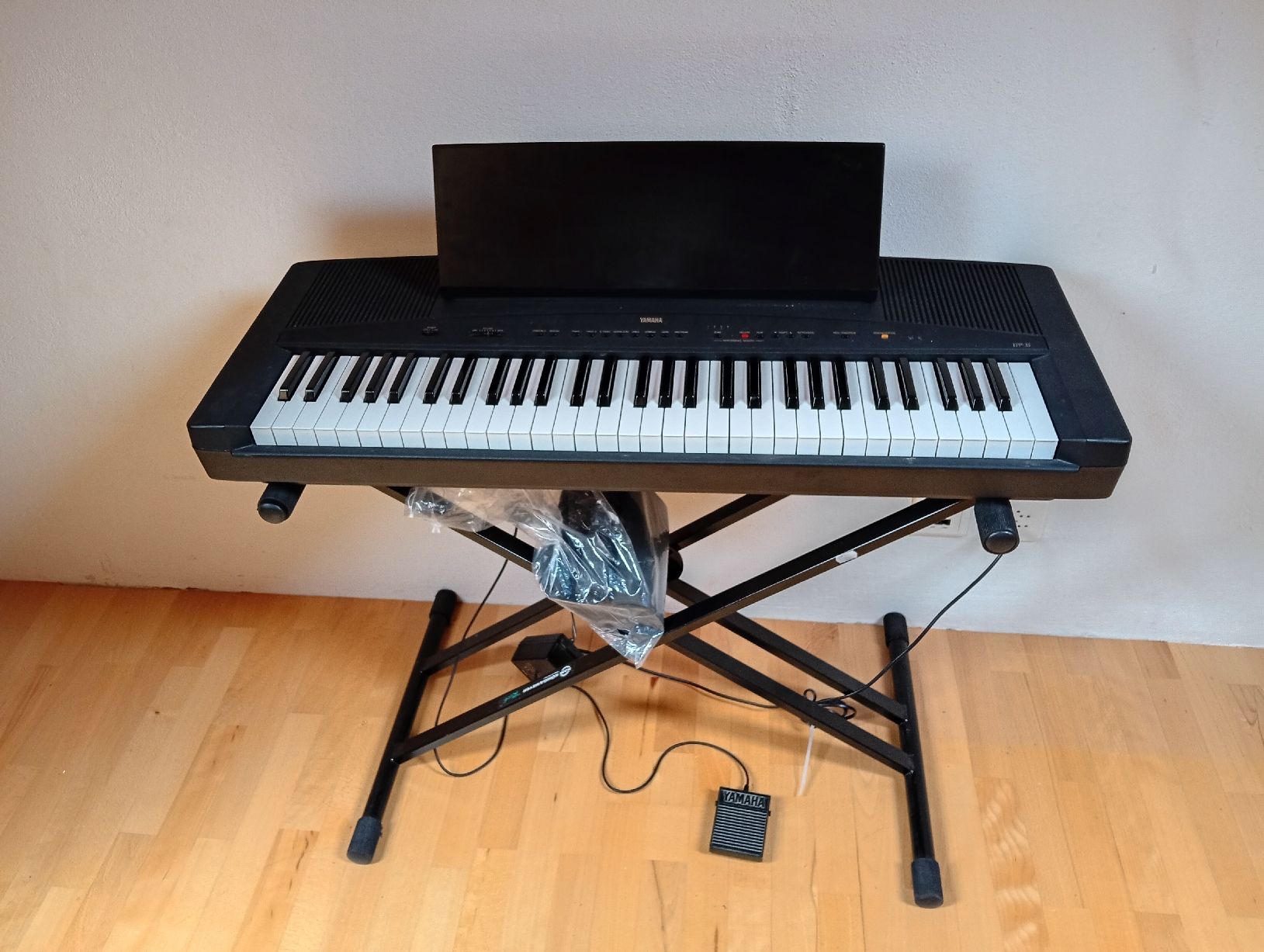 Yamaha Strumenti musicali: E-piano mit pedal  – Usato da Hallau venduto da Vasilkova