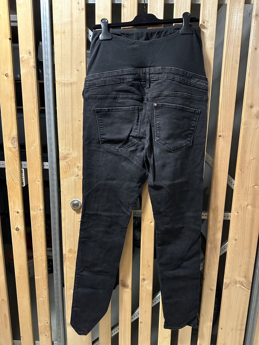 H&M Jeans: Umstandsjeans, destroyed denim, Gr.44 – Usato da Uster venduto da staernli4 3